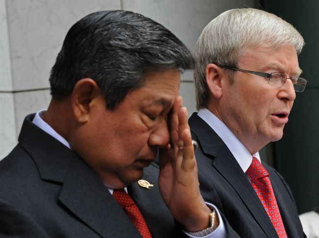 This picture taken on March 10, 2010, shows Indonesian President Susilo Bambang Yudhoyono (left) rubbing his forehead as Australian Prime Minister Kevin Rudd speaks during their joint press conference at Parliament House in Canberra.   AFP-Yonhap News