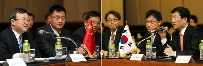 The Korean delegation (right) and its Chinese counterpart open FTA talks in Songdo, Incheon, Monday.   Yonhap News