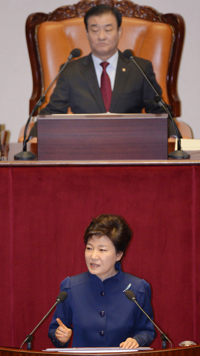 박근혜(대통령/대한민국대통령)
박근혜 대통령은 18일 국회 시정연설에서 "최근 야당이 제기하고 있는 여러 문제들을 포함해 무엇이든 국회에서 여야가 충분히 논의해 합의점을 찾아주신다면 저는 존중하고 받아들일 것"이라고 말했다.