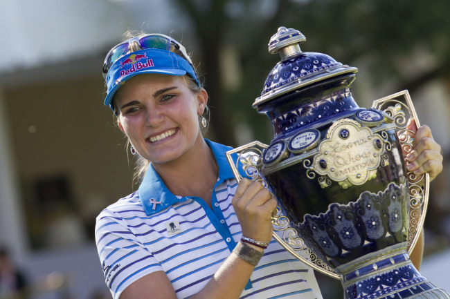 알렉시스톰슨(AlexisThompson/골퍼)
Lexi Thompson holds up her trophy on Sunday.    AP-Yonhap News