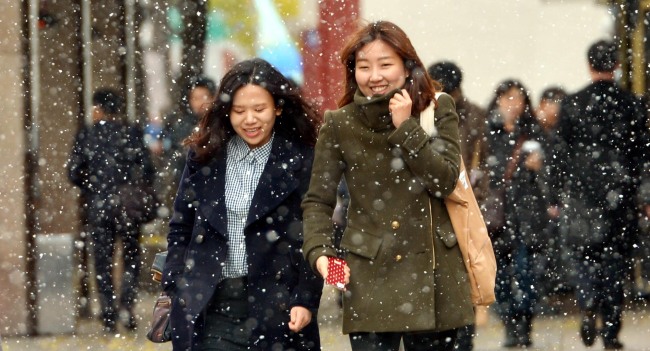 The first snow of this winter falls in Seoul on Monday.   Kim Myung-sub/The Korea Herald