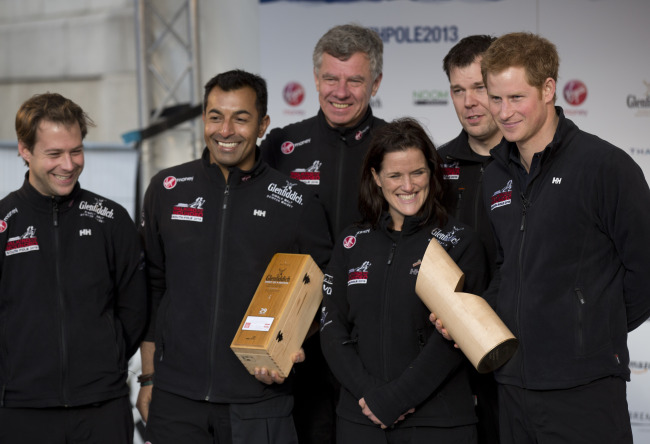해리윈저(HenryWindsor/왕가/영국육군대위)
Britain’s Prince Harry (right) poses on stage with his teammates during the “Walking With The Wounded South Pole Allied Challenge” departure event in Trafalgar Square, London, Thurday.   AP-Yonhap News