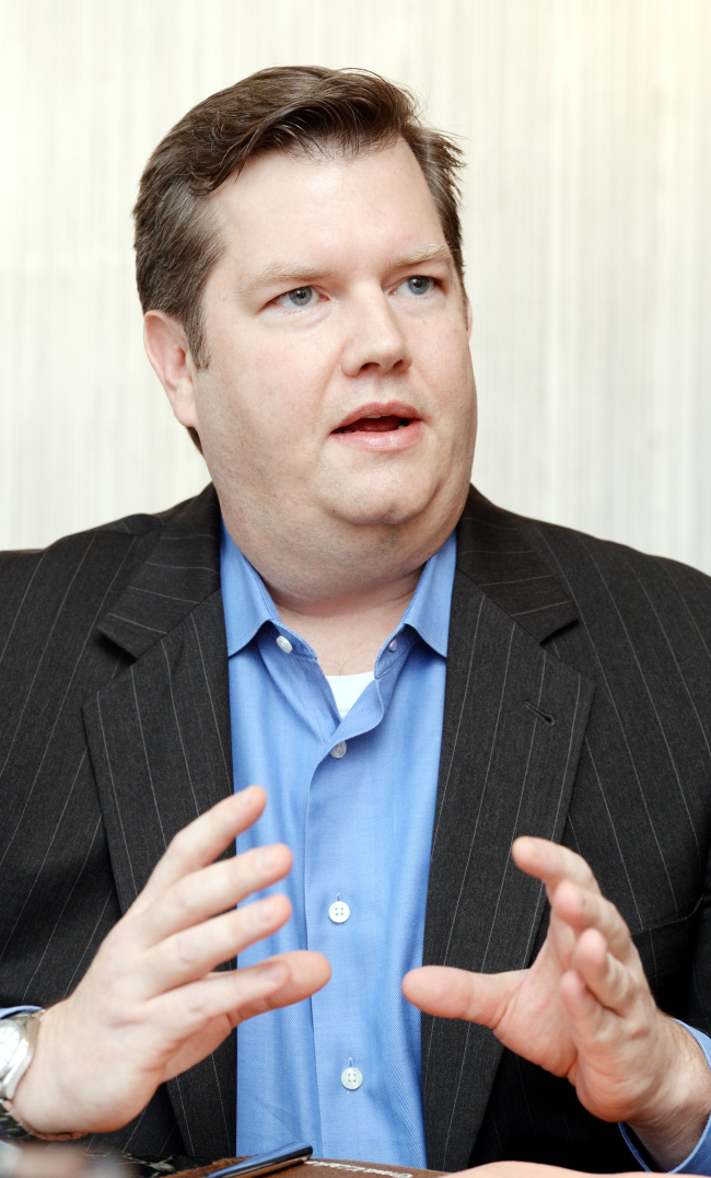 인터콘티넨탈 Navigant Research 대표 인터뷰. 박현구 기자phko@heraldcorp.com 2013.11.14
Clint Wheelock, managing director of Navigant Research, speaks during an interview with The Korea Herald.  Park Hyun-koo/The Korea Herald
