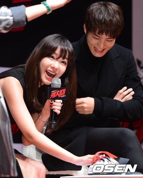 김아중(좌부터/영화배우/탤런트),주원(문준원/탤런트/뮤지컬배우)
배우 김아중이 영화 ‘캐치미’에 함께 출연한 주원을 남자로 느낀 적이 있다고 고백했다.