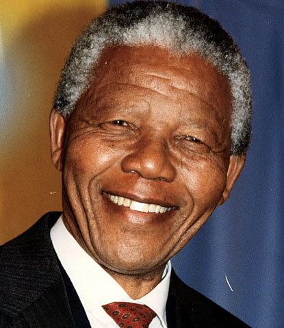 넬슨만델라(NelsonMandela/전국제기관단체인/전정치인)
CAPE TOWN (AFP) ― South Africa’s Nelson Mandela remains “quite ill” and is unable to speak, using facial expressions to communicate as he receives intensive medical care at home, his former wife told a Sunday newspaper.