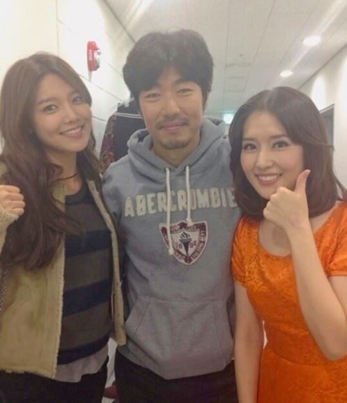 최수영(좌부터/가수/VJ/소녀시대),이종혁(영화배우/탤런트),최수진(뮤지컬배우)
소녀시대 수영과 친언니 최수진의 셀카가 화제가 된 가운데, 배우 이종혁과 두 자매의 남다른 인연도 눈길을 모았다.