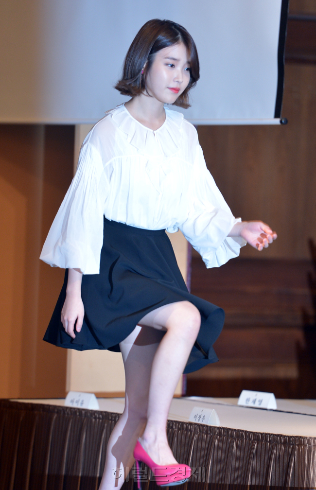 아이유(이지은/가수)
배우 아이유가 18일 오후 서울 강남구 임피리얼 팰리스 서울에서 열린 KBS 수목드라마 ‘예쁜남자’ 제작발표회에 참석해 포토세션을 진행하고 있다.