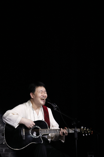 송창식(가수)
두 사람의 싱어송라이터 계보를 이어온 후배가수 최백호와 한영애가 함께 호흡을 맞춘다. ‘내 마음 갈곳을 잃어’와 ‘낭만에 대하여’등 서정적인 노래로 ‘낭만가객’이라는 애칭이 붙은 최백호와 ‘누구 없소’와 ‘여울목’등 누구도 흉내내기 힘든 탁월한 여성보컬로 자리매김한 한영애는 송창식과 이장희가 그 음악성을 인정하는 후배로 이번 무대를 함께 하게 됐다.