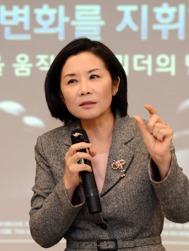 김자영(교수/전아나운서/서울종합예술학교학부장/IGM세계경영연구원교수)
김자영 교수는 KBS 아나운서 출신으로 미국 보스턴대 커뮤니케이션 대학원에서 수학한 뒤 2010년부터 IGM세계경영연구원에서 CEO 및 직장인을 대상으로 커뮤니케이션, 코칭, 위기관리 등 조직 내 소통에 대해 강의하는 커뮤니케이션 전문가다.