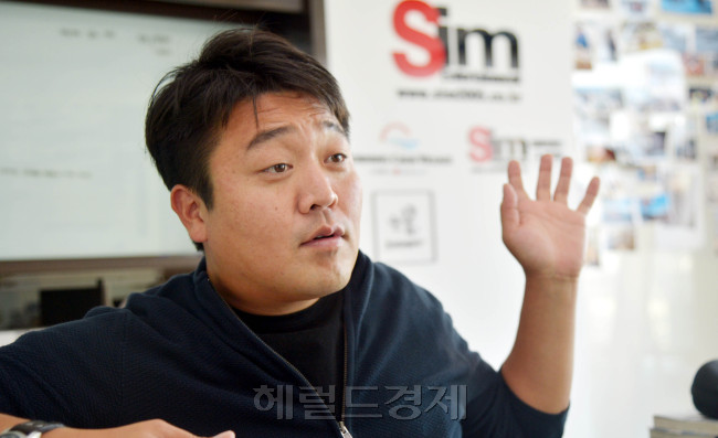 심정운 심엔터테인먼트 대표<br />김명섭 기자 msiron@heraldcorp.com
심정운 심엔터테인먼트 대표
김명섭 기자 msiron@heraldcorp.com
심정운 심엔터테인먼트 대표
김명섭 기자 msiron@heraldcorp.com
심정운 심엔터테인먼트 대표
김명섭 기자 msiron@heraldcorp.com