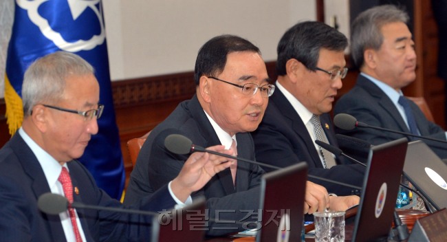 19일 오전 서울 세종로 정부 서울청사에서 열린 국무회의에서 정홍원 국무총리가 모두발언을 하고 있다.<br />김명섭 기자 msiron@heraldcorp.com
19일 오전 서울 세종로 정부 서울청사에서 열린 국무회의에서 정홍원 국무총리가 모두발언을 하고 있다.
김명섭 기자 msiron@heraldcorp.com
19일 오전 서울 세종로 정부서울청사에서 열린 국무회의에서 정홍원(왼쪽 두 번째) 국무총리가 모두발언을 하고 있다. 김명섭 기자/msiron@