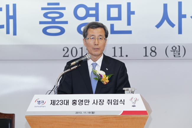 홍영만(공무원/금융위원회상임위원)
이달부터 ‘2라운드’에 접어든 국민행복기금의 안정적인 운영을 위해 구원투수가 등장했다. 홍영만 한국자산관리공사(캠코) 신임 사장이다. 캠코는 행복기금을 위탁 운영하고 있다. 전임 사장이 행복기금의 성공적인 출발을 이끌었다면 홍 신임 사장은 성공적인 안착을 유도해야 하는 책무를 떠안고 있다.