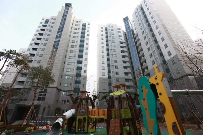 지난해 12월 입주한 서울 흑석동 ‘흑석뉴타운 센트레빌 2차’의 경우 전용면적 84㎡형 34가구가 부분임대형 평면 설계여서 수익형 부동산으로 관심을 끈다. 현재 인근 중개업소에 이 아파트의 원룸형 부분임대가 보증금 1000만원에 월세 80만원으로 나와 있다.