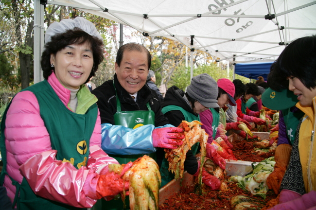 바르게살기운동협의회는 28일 마포구청 광장에서 새터민과 다문화가정을 위한 김장 행사를 갖는다. 새터민과 결혼이민여성 30명, 바르게살기운동협의회원 50명 등 총 80여명이 함께 2000kg 분량의 김치를 직접 담아 관내 새터민 130세대와 다문화가정 30여 세대에 직접 전할 예정이다.