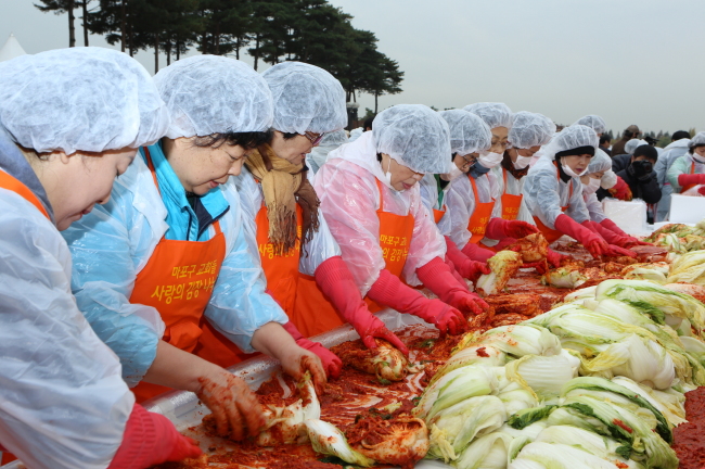 지난 14일에는 교회연합회 주관으로 서울월드컵공원 평화의광장에서 교회종교인과 외국인 및 다문화가정 등 총 500여명이 함께 김장김치 1만8000㎏을 만든 바 있다.