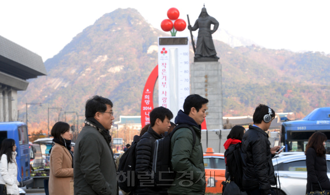 서울 영하 1.7도로 올 가을 들어 가장 추운 날씨를 보인 19일 오전 광화문 광장앞에 세워진 사랑의 온도탑 아래로 직장인들이 한파 속 출근을 하고 있다.  본격적인 가동을 하루 앞두고 있는 사랑의 온도탑 온도가 아직은 0도에 머물러 있지만 올 겨울 훈훈한 사랑의 손길로 하루빨리 100도씨가 되기를 기대해 본다./안훈기자 rosedale@ 2013.11.19
서울 영하 1.7도로 올 가을 들어 가장 추운 날씨를 보인 19일 오전 광화문 광장앞에 세워진 사랑의 온도탑 아래로 직장인들이 한파 속 출근을 하고 있다.  본격적인 가동을 하루 앞두고 있는 사랑의 온도탑 온도가 아직은 0도에 머물러 있지만 올 겨울 훈훈한 사랑의 손길로 하루빨리 100도씨가 되기를 기대해 본다./안훈기자 rosedale@ 2013.11.19