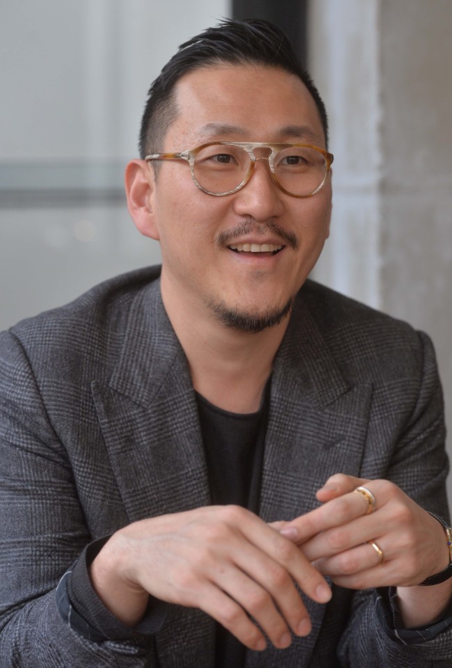 최유돈(패션디자이너/유돈최최고경영자CEO)
London-based fashion designer Eudon Choi talks in an interview with The Korea Herald on Friday in Seoul.