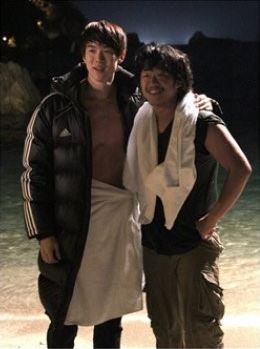 유연석(안연석/탤런트/영화배우)
케이블 TV tvN 드라마 ‘응답하라 1994’의 유연석이 겨울바다 입수 비하인드 사진을 공개했다.
　