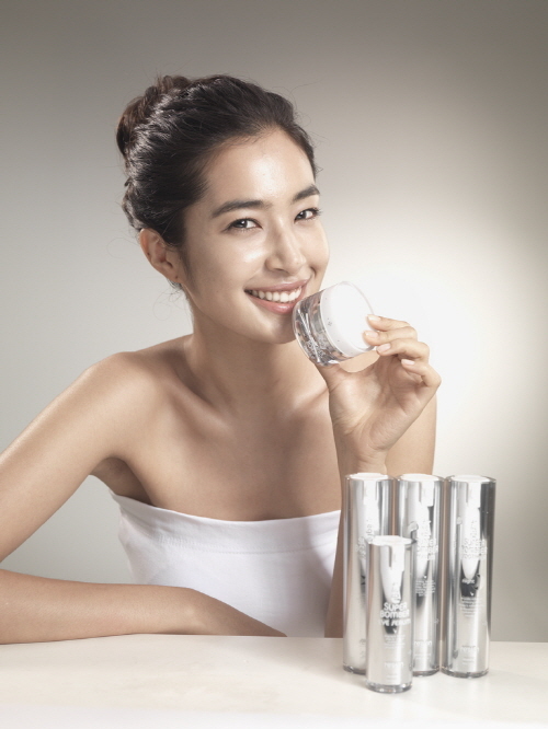 노벨상 받은 이지에프성분을 함유한 이지에프 슈퍼바머 라인은 피부 컨디션 회복을 도와주며, 자극 받은 피부를 진정시켜 주는 피부관리화장품이다.