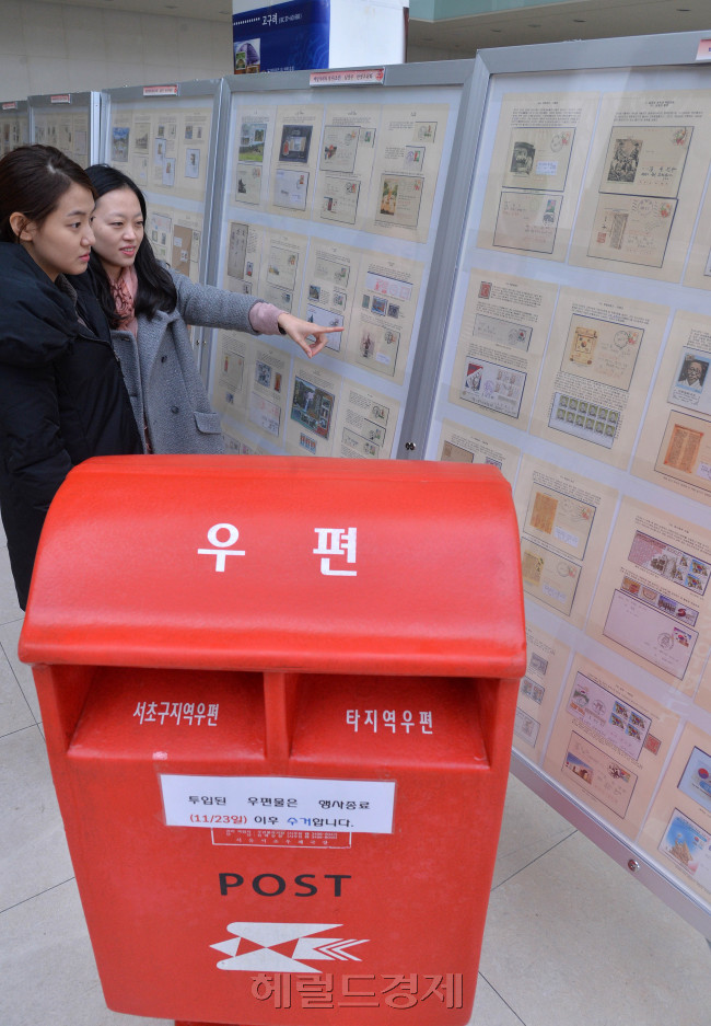 스마트 기기가 발달하면서 젊은사람들이 손수 쓴 편지를 봉투에 담아 우표를 붙여 보내는 모습이 사라져가는 가운데 19일 오전 서울 서초구청 내 서초플라자에서 우표수집가들이 정성들여 수집한 작품을 전시하는 취미우표 작품전시회가 열렸다.<br />이번이 3회째인 취미우표 작품전시회는 우취회회원이 수집한 작품 50여틀이 전시되어 있다.<br />이상섭 기자. babtong@heraldcorp.com 2013.11.19
스마트 기기가 발달하면서 젊은사람들이 손수 쓴 편지를 봉투에 담아 우표를 붙여 보내는 모습이 사라져가는 가운데 19일 오전 서울 서초구청 내 서초플라자에서 우표수집가들이 정성들여 수집한 작품을 전시하는 취미우표 작품전시회가 열렸다.
이번이 3회째인 취미우표 작품전시회는 우취회회원이 수집한 작품 50여틀이 전시되어 있다.
이상섭 기자. babtong@heraldcorp.com 2013.11.19
스마트 기기가 발달하면서 젊은사람들이 손수 쓴 편지를 봉투에 담아 우표를 붙여 보내는 모습이 사라져가는 가운데 19일 오전 서울 서초구청 내 서초플라자에서 우표수집가들이 정성들여 수집한 작품을 전시하는 취미우표 작품전시회가 열렸다.
이번이 3회째인 취미우표 작품전시회는 우취회회원이 수집한 작품 50여틀이 전시되어 있다.
이상섭 기자. babtong@heraldcorp.com 2013.11.19