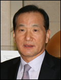 우희명(기업인/머큐어앰배서더호텔소도베대표이사회장)
건설업계에서 잔뼈가 굵었던 우희명(63ㆍ사진) 희앤썬 회장이 호텔업에 뛰어들게 된 계기는 2000년대 초반 한 언론 기사였다. 기사는 ‘대한민국 서울이 세계에서 숙박료가 3위로 비싸 해외 관광객이 한국을 외면한다’는 내용이 담겼다.