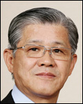 최신원(기업인/SKC대표이사회장/경기사회복지공동모금회회장/수원상공회의소회장)
원<사진> SKC 회장이 해외에서 처음으로 글로벌 워크숍을 열고 글로벌 경영 의지를 다졌다. 해외 주재원과 소통을 통해 세계 시장 트렌드를 파악, 기업은 물론 그룹 전체를 둘러싼 위기 타개에 나서겠다는 뜻으로 풀이된다.