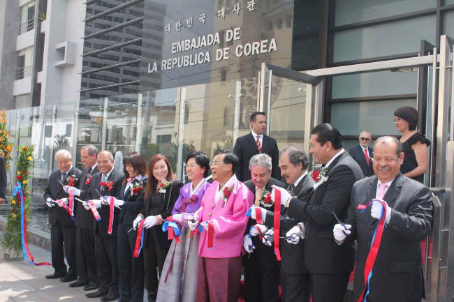 Korean Ambassador to Peru Park Hee-kwon (fifth from right, front row) attends a ceremony to open the new embassy complex in Lima, Peru, Monday.   Yonhap News