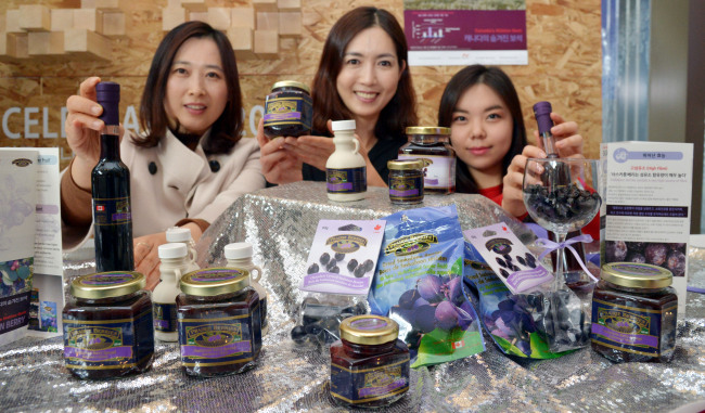 Promoters pose with products made with saskatoon berries at a launching event at the Canadian Embassy on Tuesday.   Kim Myung-sub/The Korea Herald