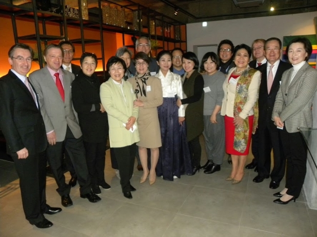President and CEO of Cs Didier Beltoise (left) and president of CICI Choi Jung-wha (first row, fourth from left) pose with members of the 5.4 Club at the Taeroa restaurant in Seoul on Monday.   CICI