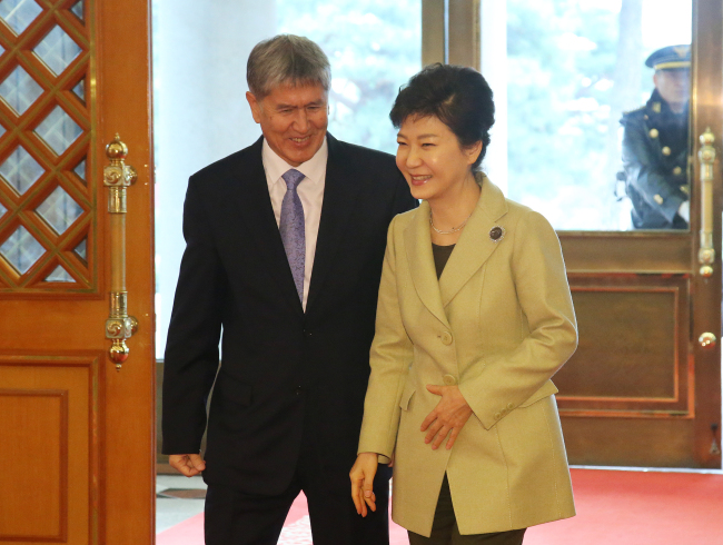 알마즈벡아탐바예프(좌부터/AlmazbekAtambayev/정치인/기업인/키르기스스탄대통령),박근혜(대통령/대한민국대통령)
President Park Geun-hye and Kyrgyz President Almazbek Atambaev walk to their summit at Cheong Wa Dae on Tuesday.   Yonhap News
President Park Geun-hye and Kyrgyz President Almazbek Atambaev walk to their summit at Cheong Wa Dae on Tuesday.   Yonhap News