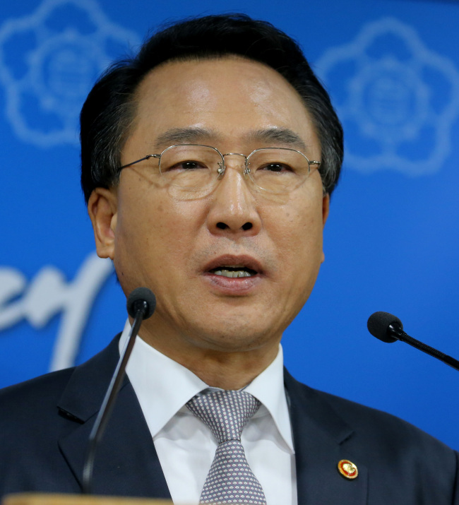 방하남(장관/전연구인/고용노동부장관)
Labor Minister Phang Ha-nam announces the government’s plan to create part-time jobs Tuesday.   Yonhap News