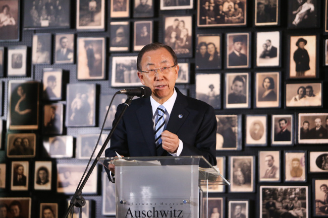 반기문(국제기관단체인/전정무직공무원/UN사무총장)
U.N. Secretary-General Ban Ki-moon speaks at the former Auschwitz concentration camp in Auschwitz, Poland, Monday.   Xinhua-Yonhap News