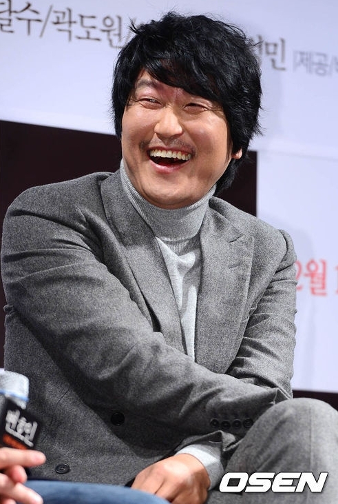 송강호(영화배우)
배우 송강호가 노무현 전 대통령을 소재로 한 ‘변호인’ 출연을 거절했던 이유를 밝혔다.