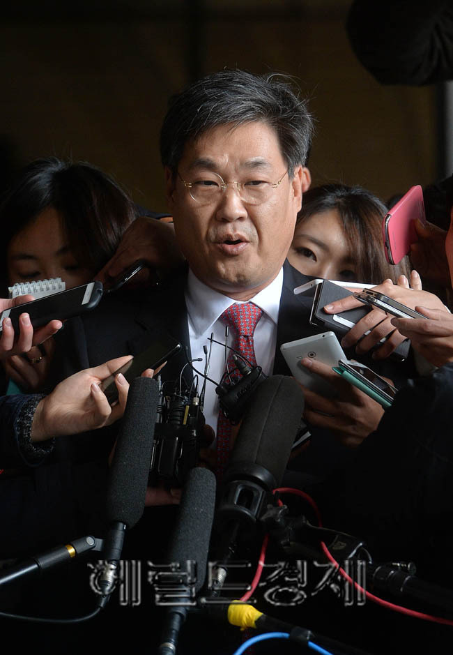 정문헌(국회의원/전정무직공무원/새누리당속초고성양양당원협의회당협위원장/유암문화재단이사장)
민주당으로부터 2007년 남북정상회담 대화록 중 일부를 열람하고 공개한 혐의로 고발당한 정문헌 새누리당 의원이 19일 오후 서초동 서울중앙지방검찰청으로 출석하기 전 기자들의 질문에 답변을 하고 있다.