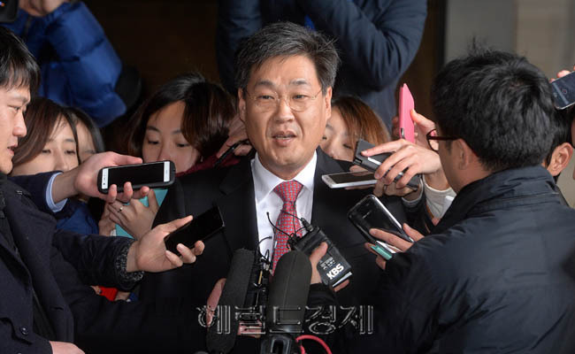 정문헌(국회의원/전정무직공무원/새누리당속초고성양양당원협의회당협위원장/유암문화재단이사장)
민주당으로부터 2007년 남북정상회담 대화록 중 일부를 열람하고 공개한 혐의로 고발당한 정문헌 새누리당 의원이 19일 오후 서초동 서울중앙지방검찰청으로 출석하기 전 기자들의 질문에 답변을 하고 있다.
