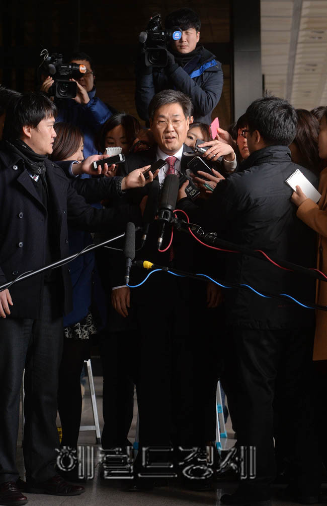 정문헌(국회의원/전정무직공무원/새누리당속초고성양양당원협의회당협위원장/유암문화재단이사장)
민주당으로부터 2007년 남북정상회담 대화록 중 일부를 열람하고 공개한 혐의로 고발당한 정문헌 새누리당 의원이 19일 오후 서초동 서울중앙지방검찰청으로 출석하기 전 기자들의 질문에 답변을 하고 있다.