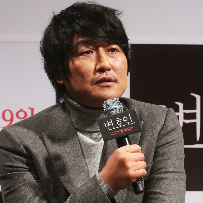 송강호(영화배우)
고(故) 노무현 전 대통령을 모티브로 한 것으로 알려진 영화 ‘변호인’이 개봉 한달여를 앞두고부터 논란에 휩싸였다.
