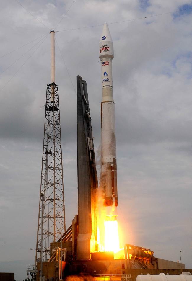 NASA's Mars Atmosphere and Volatile Evolution (MAVEN) spacecraft onboard an Atlas 5 rocket lifts on Monday from pad 41 at Cape Canaveral, Florida. (AFP-Yonhap News)