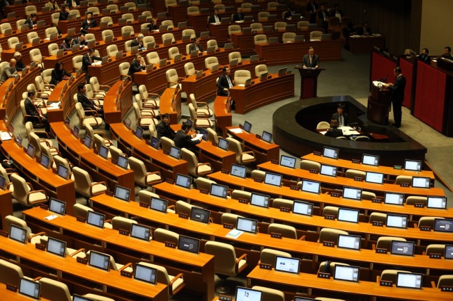 The National Assembly hall is nearly empty on Tuesday after Democratic Party lawmakers staged a rare walkout during the parliamentary interpellation session. (Yonhap News)