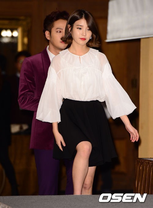 아이유(이지은/가수)
KBS 드라마 ‘예쁜 남자’의 제작발표회에 참석한 아이유의 사진이 누리꾼들의 관심을 받고있다.
