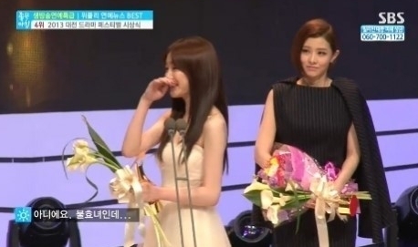 이유비(이유진/탤런트)
배우 이유비가 수상소감 도중 논물을 흘렸다.