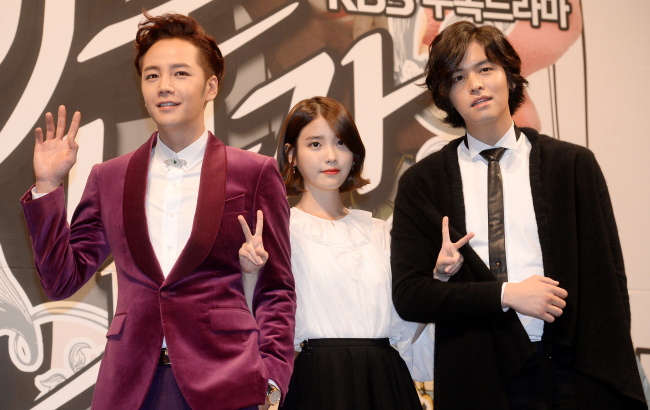 장근석(좌부터/영화배우),아이유(이지은/가수),이장우(탤런트/가수/트웬티포세븐)
Singer IU is returning to the small screen hot on the heels of the release of her chart-topping third full length album, “Modern Times.”