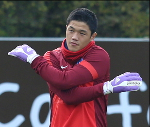 정성룡(축구선수/수원삼성블루윙즈골키퍼)
홍명보호의 한국 축구대표팀은 19일(한국시각) 아랍에미리트연합(UAE) 두바이에서 열린 러시아와의 평가전에서 전반 5분 1대 0 리드 6분 뒤 표도르 스몰로프에게 동점골을 내준데 이어 후반 13분 드미트리 타라소프에게 결승골을 허용하며 1-2 패했다.