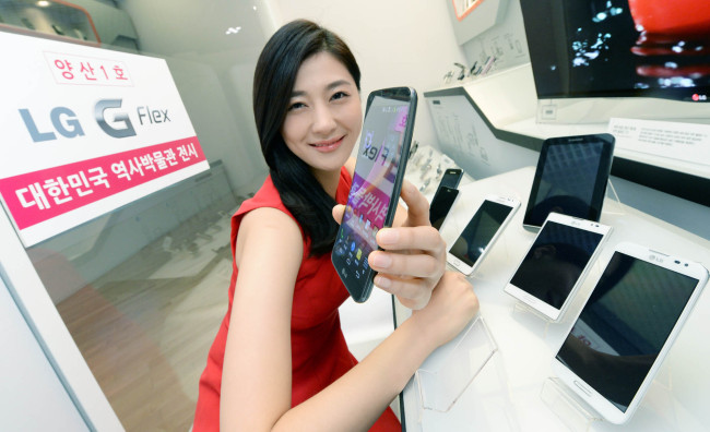 LG전자 첫 커브드 스마트폰 ‘LG G 플렉스’의 양산 1호 제품이 이달 21일부터 대한민국 역사박물관에서 전시된다. 대한민국 역사 박물관에서 모델이 ‘LG G 플렉스’를 들고 포즈를 취하고 있다. ［사진제공= LG전자］