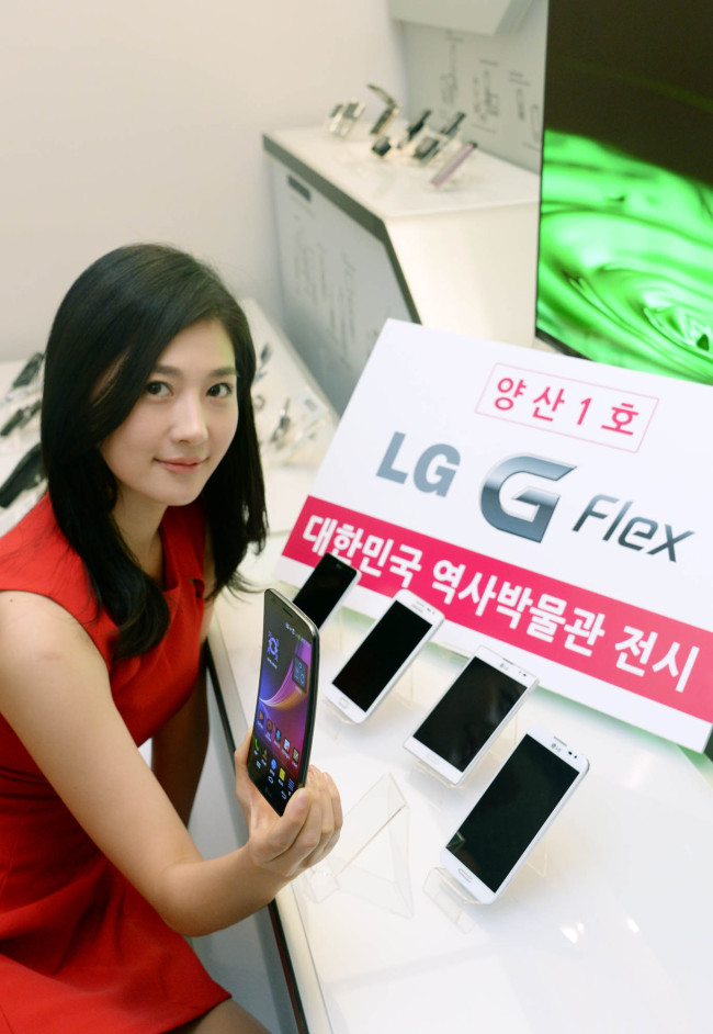 LG G 플렉스 양산 1호는 평택 스마트폰 공장에서 생산 시작 후 가장 먼저 제조된 제품이다. LG G 플렉스가 곡면 디스플레이와 휘어진 배터리를 동시에 탑재한 최초의 커브드 스마트폰이라는 점을 고려해 LG전자와 역사박물관은 LG G 플렉스의 전시를 결정했다.