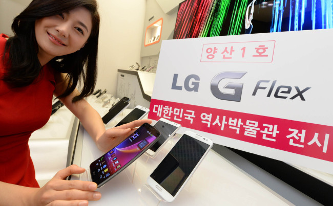 LG G 플렉스 양산 1호는 평택 스마트폰 공장에서 생산 시작 후 가장 먼저 제조된 제품이다. LG G 플렉스가 곡면 디스플레이와 휘어진 배터리를 동시에 탑재한 최초의 커브드 스마트폰이라는 점을 고려해 LG전자와 역사박물관은 LG G 플렉스의 전시를 결정했다.