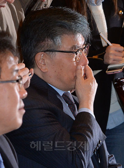 김중수(금융인/전대학총장/한국은행총재)
20일 오전 서울 남대문로 한국은행에서 열린 경제동향간담회에서 김중수 총재가 모두발언을 하는 도중 생각에 잠겨 있다. 이날 모두발언에서 김 총재는 “최근 제기되는 과제를 크게 나누면 3가지(투자, 인플레이션, 자본흐름)인데 가장 큰 것이 거의 모든 나라가 체감하는 것이고 글로벌 이슈로 투자가 안 된다는 것”이라고 밝혔다.