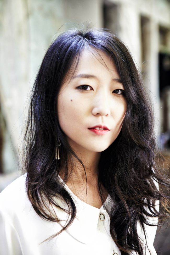희영(강희영/가수)
흘러간 장르인 포크를 다시금 수면 위로 끌어올린 주역은 인디신이었다. 인디신의 많은 싱어송라이터들을 통해 포크는 세련미 넘치는 도회적인 음악으로 거듭났다