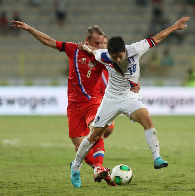이근호(축구선수/상주상무피닉스/포워드)
South Korea's Lee Keun-ho battles Russia's Denis Glushakov for the ball during a friendly match between the two countries in Zabeel Stadium, Dubai on Tuesday. (Yonhap News)
