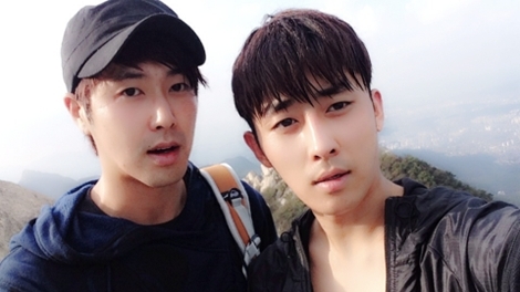 유노윤호(좌부터/정윤호/가수/탤런트/동방신기),손호준(영화배우/탤런트)
최근 한 온라인 커뮤니티에는 tvN ‘응답하라1994’에서 전라남도 순천 출신 해태 역을 맡아 실감나는 사투리 연기와 훈훈한 외모를 뽐낸 배우 손호준 일상 사진이 게재됐다.